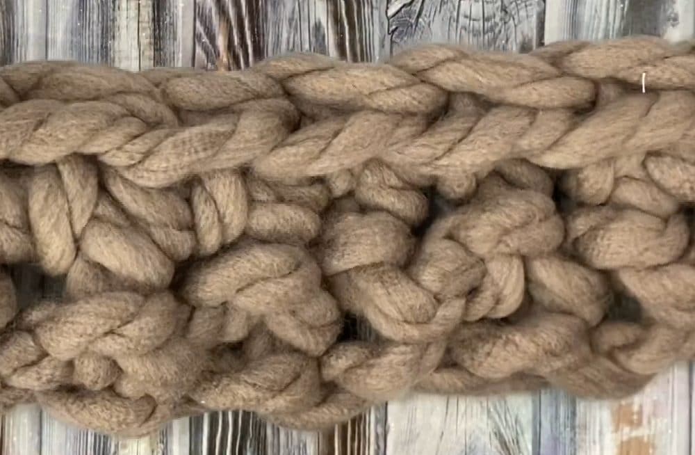 DIY Crochet Rug with Bulky Yarn (super easy free pattern!)