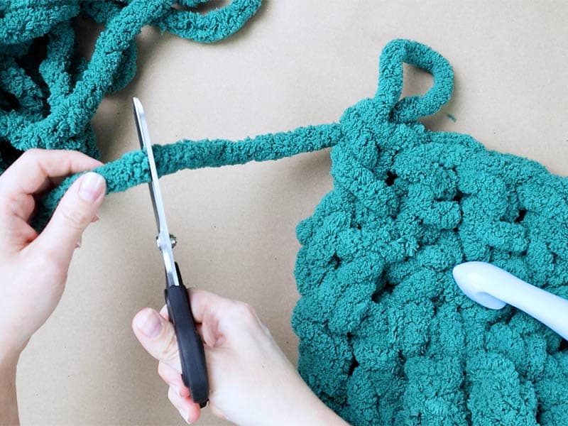 How To Crochet A Throw Blanket With Chunky Yarn (EASY BEGINNER TUTORIAL!) 