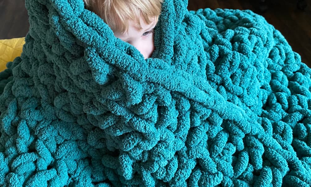 How To Crochet A Throw Blanket With Chunky Yarn (EASY BEGINNER TUTORIAL!) 