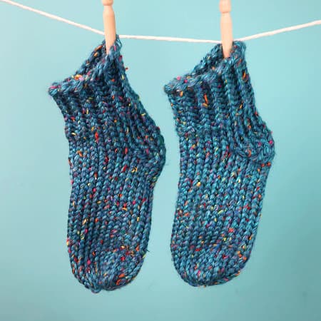 How to Loom Knit a Pair of Socks 