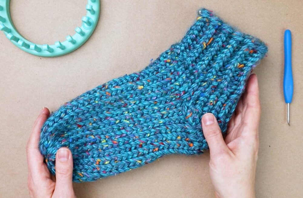 Loom Knitting Socks: A Beginner's Guide to Knitting Socks on a Loom with  Over 50 Fun Projects by Isela Phelps