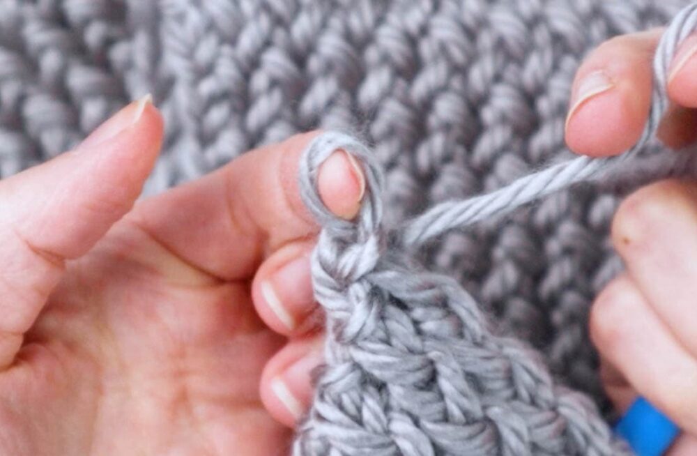 How to Loom Knit a Scarf - Crossed Stockinette Stitch (DIY