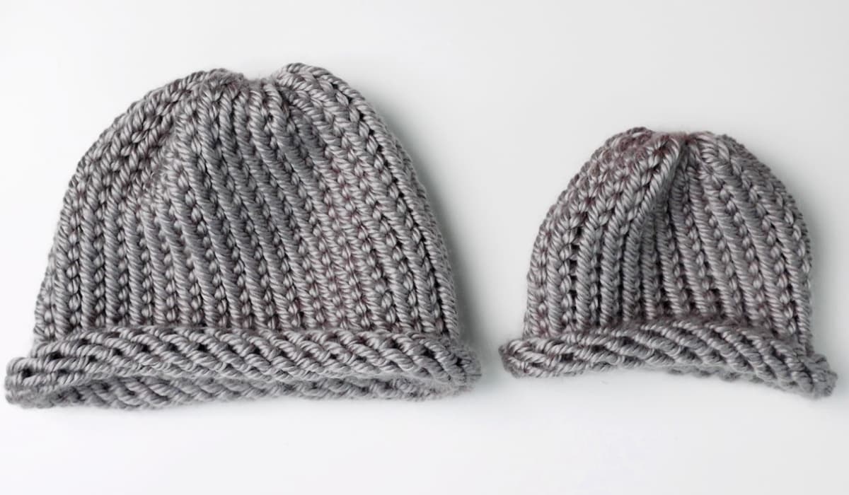 Circular Knitting (Left) my first baby hat vs. Loom Knitting (Right) my  first baby hat on a 24 peg loom . : r/knitting