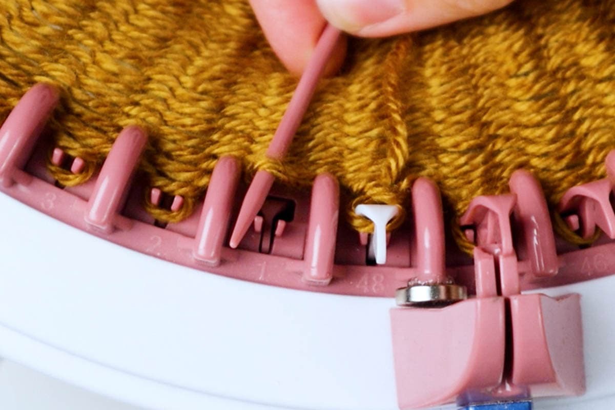 Easy Santa Hat Beanie Sentro/Addi Knitting Machine Beginner Tutorial 