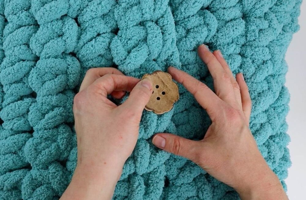 Reversible Pillow with Cozy Jumbo Yarn - Free Crochet Pattern - Nicki's  Homemade Crafts