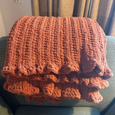 featured image for chunky crochet throw blanket pattern