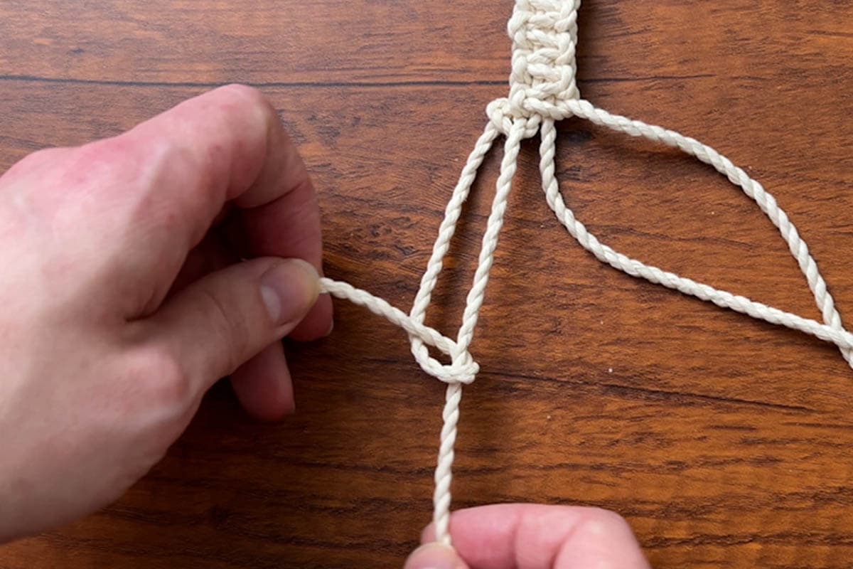 tying alternating half hitch knots