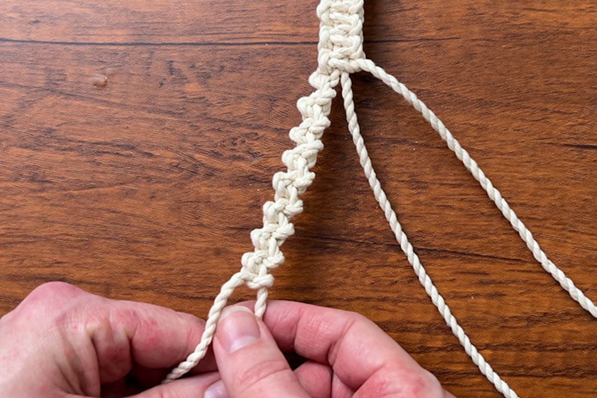 tying alternating half hitch knots