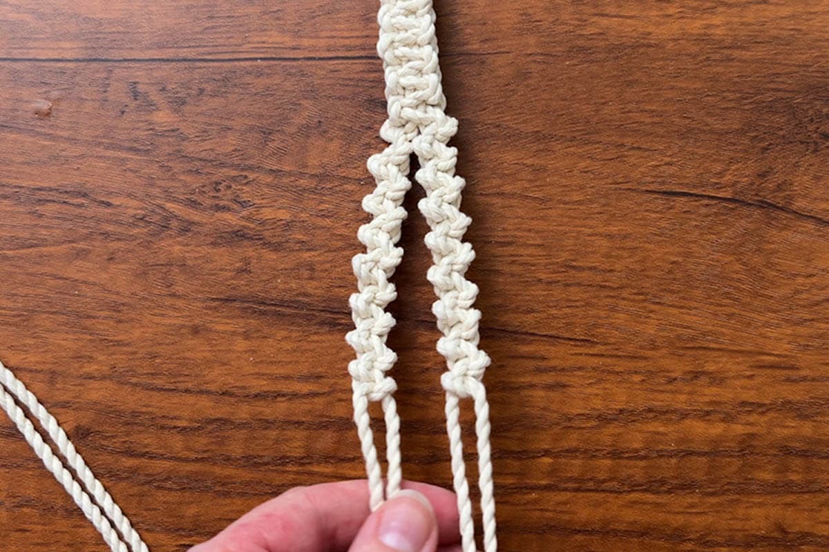 tying alternating half hitch knots